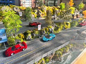 TOMICA Diorama in Scala 1:64 Scena Autostradale e Fluviale con <span class=keywords><strong>Auto</strong></span> in Metallo - Modello Paesaggistico in Miniatura Personalizzato per Collezionisti (Modello 2638 120x40cm) - Product Image 2