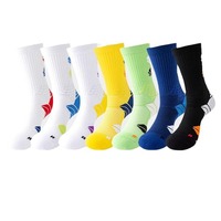 Chaussettes de compression sportives pour hommes en gros – Chaussettes de football antidérapantes avec logo sur le bas pour la saison d'automne