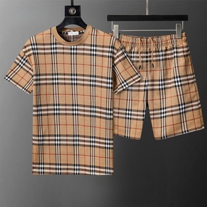 ชุดเสื้อผ้าฤดูร้อนยูนิเซ็กซ์ ผ้าฝ้าย 100% ระบายอากาศได้ดี แบรนด์ Burberry เสื้อยืดแขนสั้นลำลองสำหรับผู้ชาย กางเกงขาสั้นสีพื้น ผ้าถัก - Product Image 1