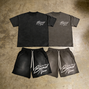 Completo Estivo Personalizzato con Logo Stampato, Set 2 Pezzi Maglietta e Pantaloncini, Tuta Effetto Lavaggio Acido con Grafica, Taglie Grandi per Uomo - Product Image 1