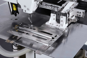 Máquina automática de cosido láser de bolsillos, con servicio de Tomsewing para fábricas de ropa deportiva. - Product Image 4