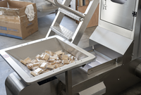 Machine d'emballage inclinée automatique VFFS haute vitesse pour sachets quad scellés, pour graines, noix, chocolat, biscuits fragiles et snacks