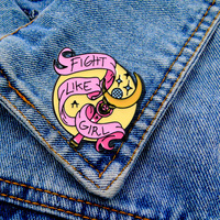 Vente en gros usine, Prêt à expédier : Pins en émail souple 'Girl Power' et badges métalliques en forme d'arme féministe, personnalisables en gros