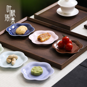 Plato pequeño de cerámica estilo chino con forma de flor para aperitivos y pasteles, exhibición para bodas, hecho en Dehua. - Product Image 4