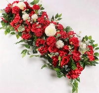 Décorations florales artificielles en rangée, idéales pour les lieux commerciaux, les arrière-plans photographiques, et la décoration de fêtes