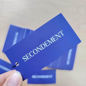 Étiquettes suspendues en papier bleu foncé personnalisées, logo blanc imprimé, forme rectangulaire, pour vêtements, étiquettes de marque pour vêtements. - Product Image 4