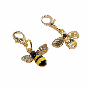Colgante de abeja con diamantes chapado en oro de 14K con medallón para collar, <span class=keywords><strong>pulsera</strong></span>, bolso o como amuleto. - Product Image 4