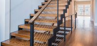 Escalier en colimaçon sur mesure en acier inoxydable à double poutre avec marches en bois massif, système de rampe intérieure pour maison de luxe