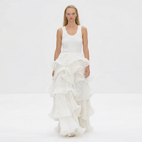 Robe longue maxi élégante blanche sans manches en maille côtelée à découpes, avec volants superposés et broderies en organza, coupe halter, longueur ras du sol, personnalisable pour femme