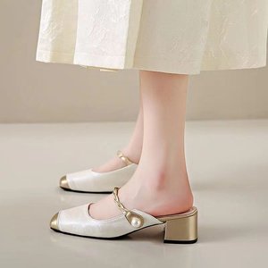Sepatu Selop Wanita Elegan Vintage Berbahan Jacquard Metalik dengan Aksen Mutiara, Tali Terpilin, dan Hak Blok Sedang - Product Image 2