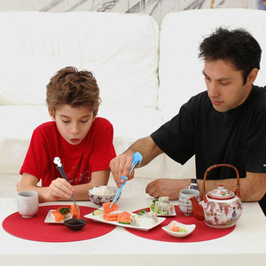 Baguettes de formation en silicone sans BPA pour enfants débutants ensemble de voyage réutilisable avec aide à la conception d'animaux de dessin animé attaché - Product Image 4