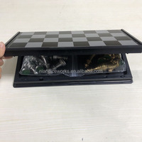 Nian Diceworks – Nouveauté ! Jeu d'échecs abordable Or/Argent en ABS/Résine avec échiquier pliable et pièces magnétiques pour enfants et adultes