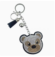 Pendentif Ours Multicolore Adorable Entièrement Orné de Strass avec Pompons, Ornement Suspendu de Haute Qualité, Porte-clés Best-seller