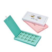 12-Fächer-Palette mit Prägelogo, matter Laminierung und farbenfrohem Lidschatten