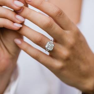 Elegante anillo de mujer de diseño fino con diamante cultivado en laboratorio y solitario de oro blanco de 14 Kt con IGI certificado VVS Clarity - Product Image 4