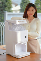 Nueva Trituradora de Hielo Eléctrica Automática de 8 kg/min para Uso Doméstico y Comercial - Diseño Elegante, 110V/220V Opcional, Venta Directa de Fábrica