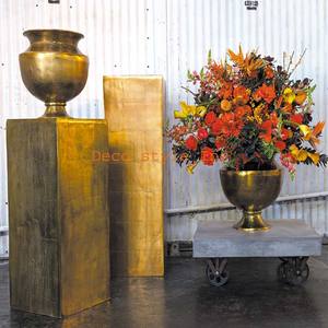 Jarrón de metal con urna de flor pequeña dorada - Product Image 1