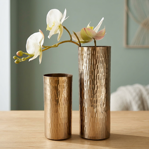 Pot de fleurs cylindrique en métal martelé doré moderne pour la décoration intérieure - Product Image 1