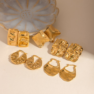Boucles <span class=keywords><strong>d</strong></span>'oreilles polyvalentes à la mode pour femmes <span class=keywords><strong>en</strong></span> <span class=keywords><strong>forme</strong></span> <span class=keywords><strong>de</strong></span> marteau pliant <span class=keywords><strong>en</strong></span> acier inoxydable 18 carats à la frontière - Product Image 2