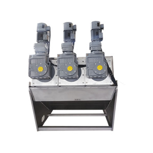 Notre presse à vis présente un assemblage de vis empilées robuste pour une déshydratation en douceur et des protections anti-éclaboussures réglables. - Product Image 1