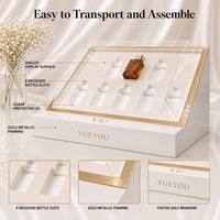Présentoir de comptoir en acrylique angulaire blanc avec garniture dorée pour 8 flacons de parfum, avec couvercle de protection transparent