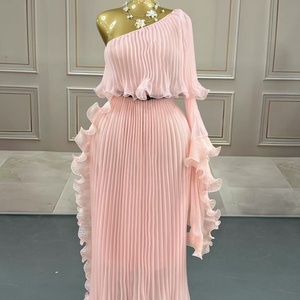 Vestido de Noche de Talla Grande con Hombro Descubierto y Borde Negro, Color Sólido, con Pliegues, Colección 2025 - Product Image 2