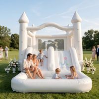 Structure gonflable commerciale blanche pour mariage, avec toboggan double piste et piscine à balles, idéale pour les fêtes de mariage en extérieur sur pelouse