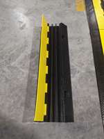 Le protecteur extérieur résistant de câble de PVC couvre la couverture de plancher en caoutchouc de 3 canaux