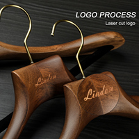 Cintres de luxe personnalisés en bois de noyer vieilli de haute qualité, robustes à épaules larges pour costumes, chemises et vestes