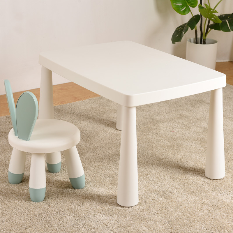 โต๊ะสีขาว เก้าอี้กระต่ายสีเขียว และแผ่นกันลื่นรวมอยู่ด้วย