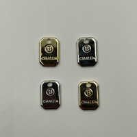 Ciondoli in metallo personalizzati ecologici con logo in oro e argento a rilievo, piccoli pendenti ottagonali con nome del marchio per abbigliamento, borse e accessori da cucito