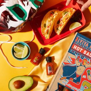 Juego de regalo de libro de salsa picante Luchador cuidadosamente Gourmet 12 sabores que incluyen juego de té de café Ajo Habanero Bourbon ahumado - Product Image 5