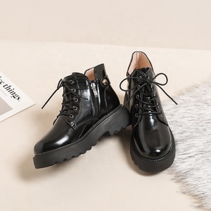 Botines de Mujer Estilo Británico en Charol Negro, Cómodos, con Tacón Medio, Forro de Piel y Cierre de Cordones para Invierno - Product Image 2