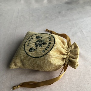 Sac cadeau en toile de jute avec cordon de serrage, broderie de logo personnalisée, beige doux, sac d'emballage pour café et thé - Product Image 2