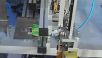 Machine de scellage automatique pour sachets à bec verseur avec empilage automatique, machine de capsulage pour sachets à bec verseur de lessive