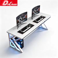 Bureau de jeu double moderne blanc avec structure métallique triangulaire et deux compartiments pour tours d'ordinateur