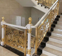 Rampe d'escalier moderne en aluminium sur mesure avec finition dorée et motif en spirale, luxe léger pour centres commerciaux, hôtels, balcons et villas