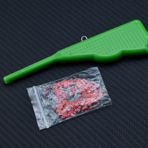 Outil de pêche en plastique pour vers rouges, pour appât et fixation des leurres pour poissons d'eau douce, avec vers rouges inclus - Product Image 1