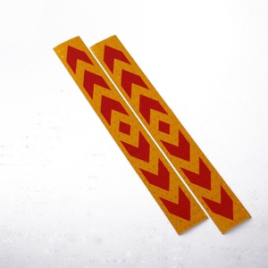Autocollants réfléchissants lumineux en PVC - Ruban adhésif multicolore pour carrosserie de voiture avec double flèche pour la sécurité nocturne - Vente en gros - Product Image 1