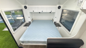 Caravane tout-terrain ECO-19 de 19 pieds 4x4 avec suspension indépendante, lit queen-size et cuisine extérieure - Product Image 4