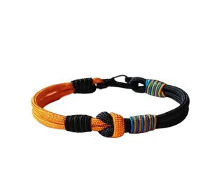 Pulsera de cuerda tejida de amistad a la moda con una carabina para hombres y mujeres hecha de cordón de paracaídas