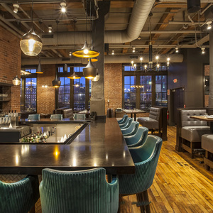 Suite de mobilier de <span class=keywords><strong>pub</strong></span> industriel vintage, banquettes en cuir anthracite profondément capitonnées, banquette en cuir capitonnée pour steakhouse industriel - Product Image 1