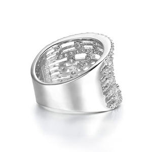 F1629 Anello di Lusso da Donna in Oro Bianco con Diamante Taglio Brillante Rotondo Colore D Naturale Gioiello per Matrimonio - Product Image 3