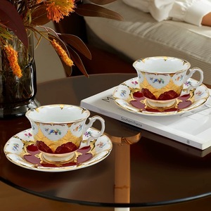 Juegos de Té y Café de Porcelana Fina Personalizados, Tetera Europea de Lujo con Borde Dorado para Regalo de Boda y Cumpleaños - Product Image 1