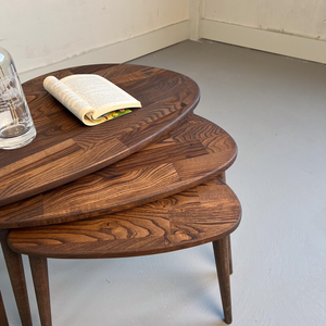 Set di 3 tavolini a incastro in noce massello, tavolini laterali ispirati al Mid-Century, tavolino da caffè impilabile a forma di rene - Product Image 6
