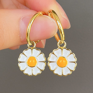 Orecchini a Perno con Fiore di Margherita per Donne, in Lega di Rame, Classici per Fidanzamento e Uso Quotidiano - Product Image 3