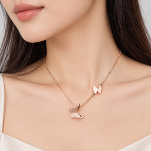 Collier double papillon en acier inoxydable plaqué or rose sous vide, pendentif texturé et lisse, chaîne réglable - Product Image 5