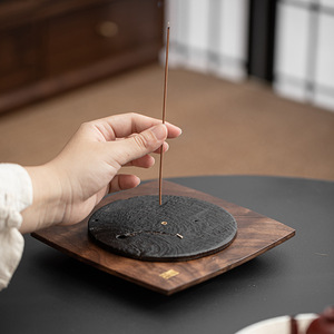 Soporte para Tetera de Madera de Nogal con Bandeja para Incienso de Agarwood y Sándalo, Accesorio Hecho a Mano para la Ceremonia del Té - Product Image 3