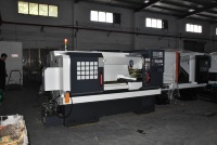 Tour CNC à lit plat horizontal automatique de haute précision pour le travail des métaux avec porte-outils vertical à 4 stations