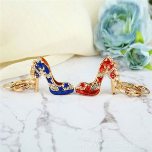 Llavero de moda con forma de zapato de tacón alto y diamantes de imitación, dije de estrella de metal dorado, elegante colgante para bolso para mujeres y niñas - Product Image 3